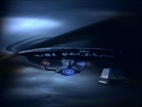 Ein Shuttle manövriert die Enterprise aus dem Nebel