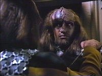 Worf bittet um die Hilfe seines Bruders Kurn.