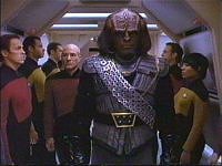 Worf quittiert seinen Dienst auf der Enterprise.