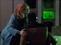 Ein Plasmafeuer bedroht Beverly und Geordi.