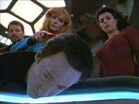 Beverly Crusher deaktiviert Data