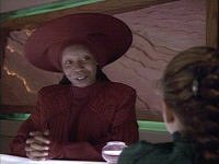Guinan im Gespräch mit Clara