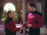 Commander Hutchinson im Gespräch mit Riker beobachtet von Data