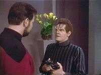 Riker lenkt Orton ab.