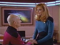 Picard tröstet Beverly.