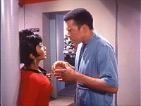 Das Wesen bedroht Uhura.