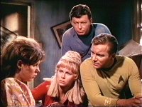 Miri erzählt der Crew, was auf dem Planeten passiert ist.