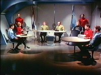 Spock wird vor Gericht gestellt, um seine Bewggründe zu erklären.