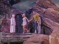 Christopher Pike ist nach Talos IV zurückgekehrt und lebt nun mit Vina zusammen.