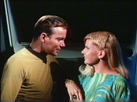 Kirk und Leonore Karidian kommen sich näher.