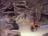 Spock, Boma und Gaetano versuchen die Wesen zu vertreiben.