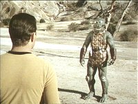 Kirk steht seinem Gegner gegenüber, einem Gorn.