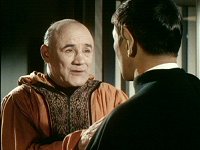 Marphon befreit Spock und gibt sich als Mitglied der Untergrundbewegung zu erkennen.