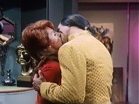 Khan verführt Marla McGivers.