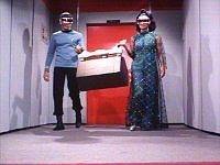 Der Botschafter der Medusa wird in sein Quartier gebracht.