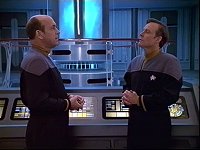 Commander Harkins entbindet Barclay vom Pfadfinder-Projekt.